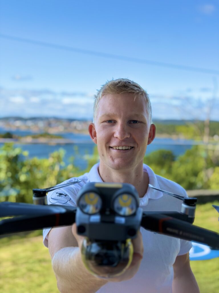 Dronepilot Carl Martin Linnebo viser frem drone